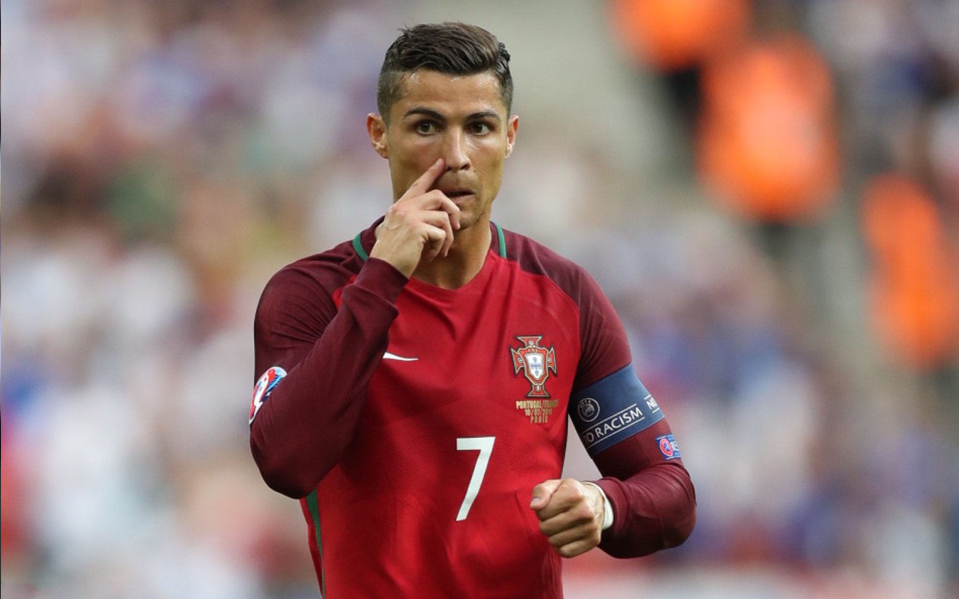 40岁的莫德里奇疯狂回追卡位,扼杀了罗马的反击,莫德里奇成名